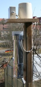 Niederschlagsmesser und belüfteter Temperatur-/Feuchtesensor an 2m hohen Holzmast